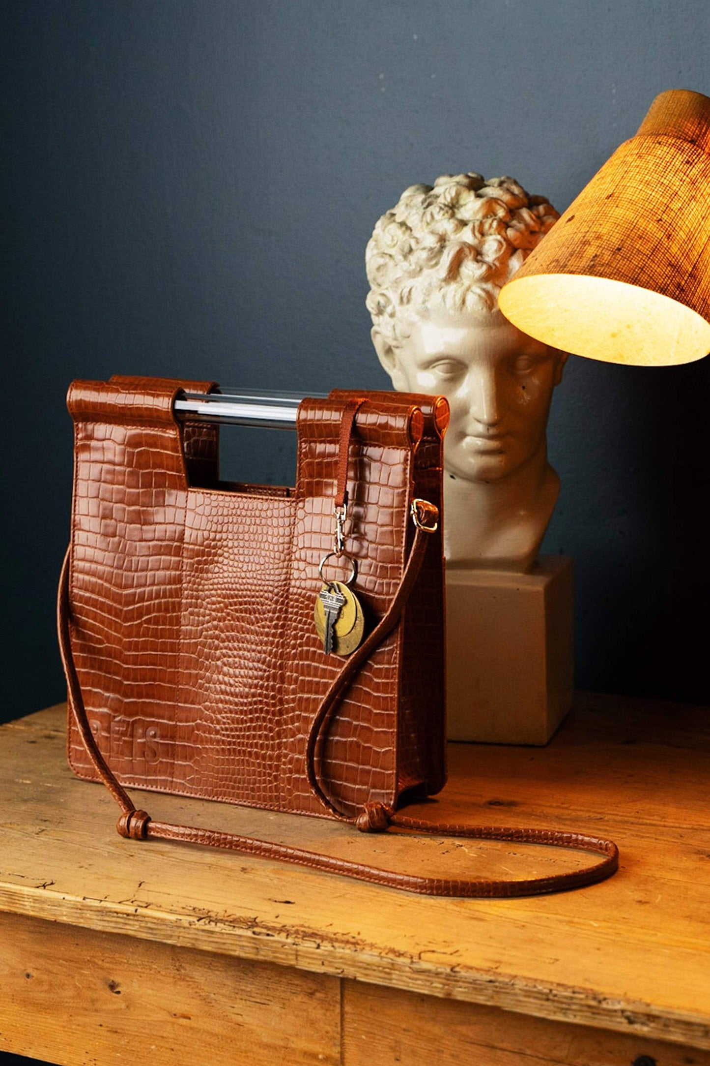 Crossbody Cognac Croc Front Lifestyle