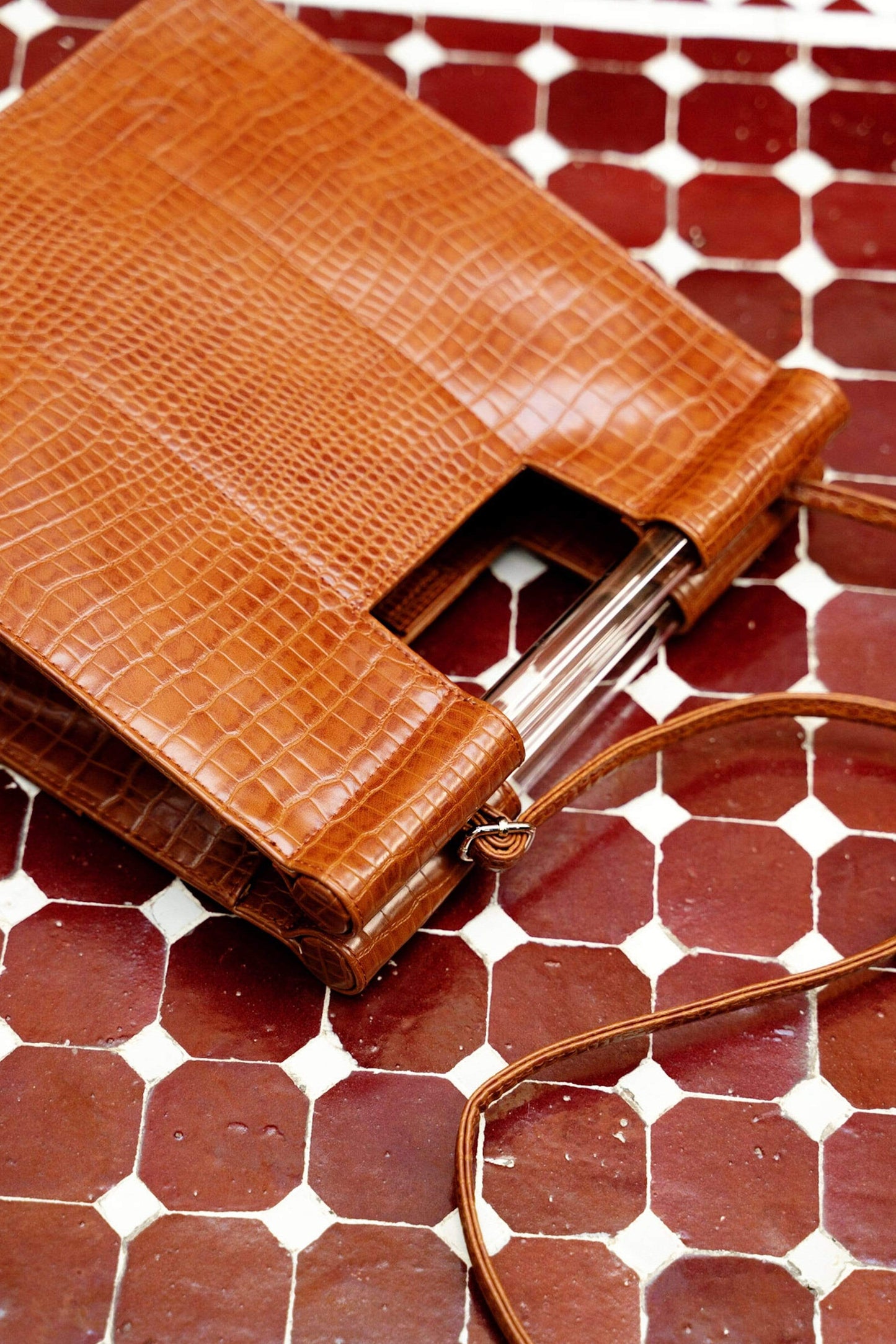Crossbody Cognac Croc Front Lifestyle