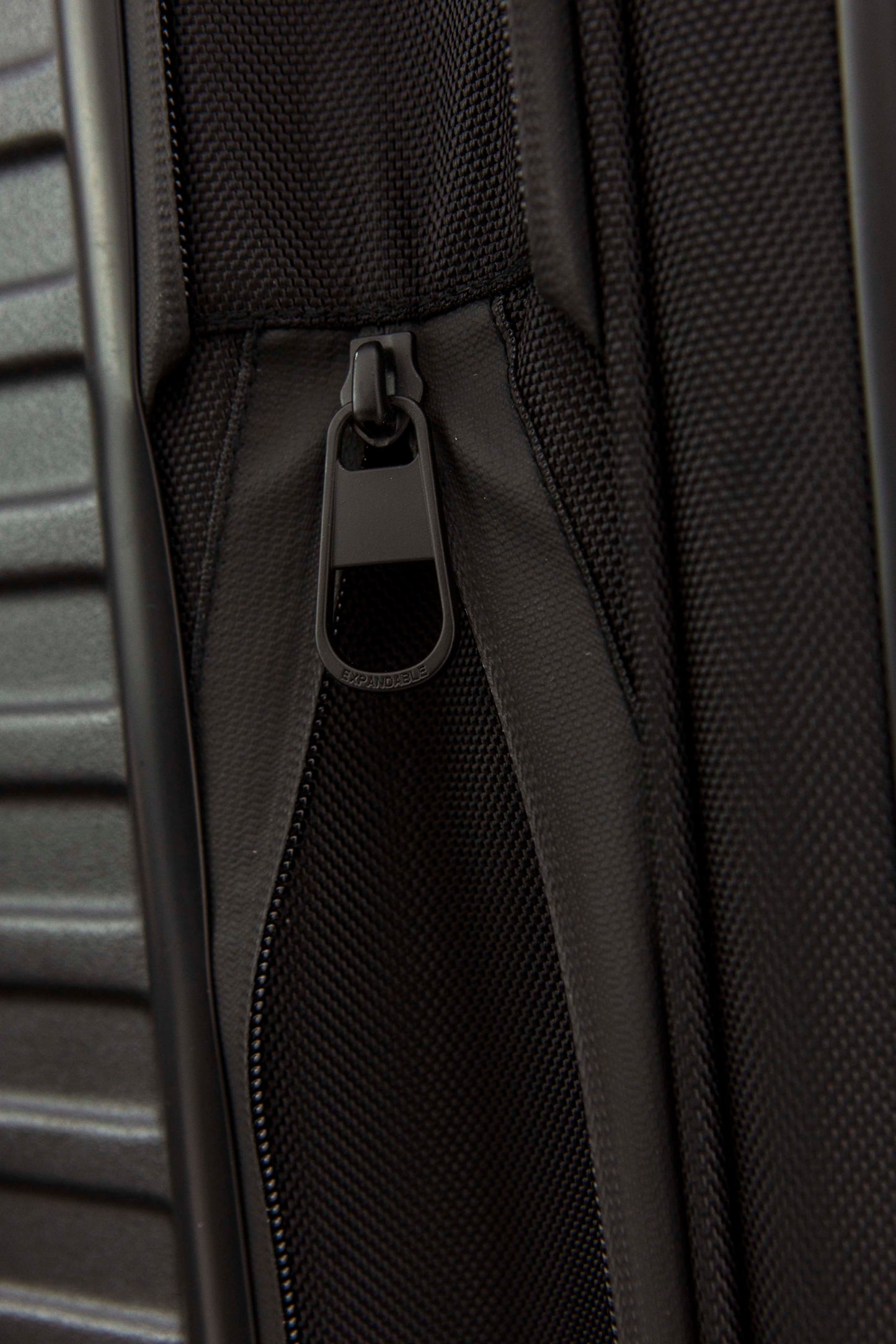 29" Hardside roller in Black