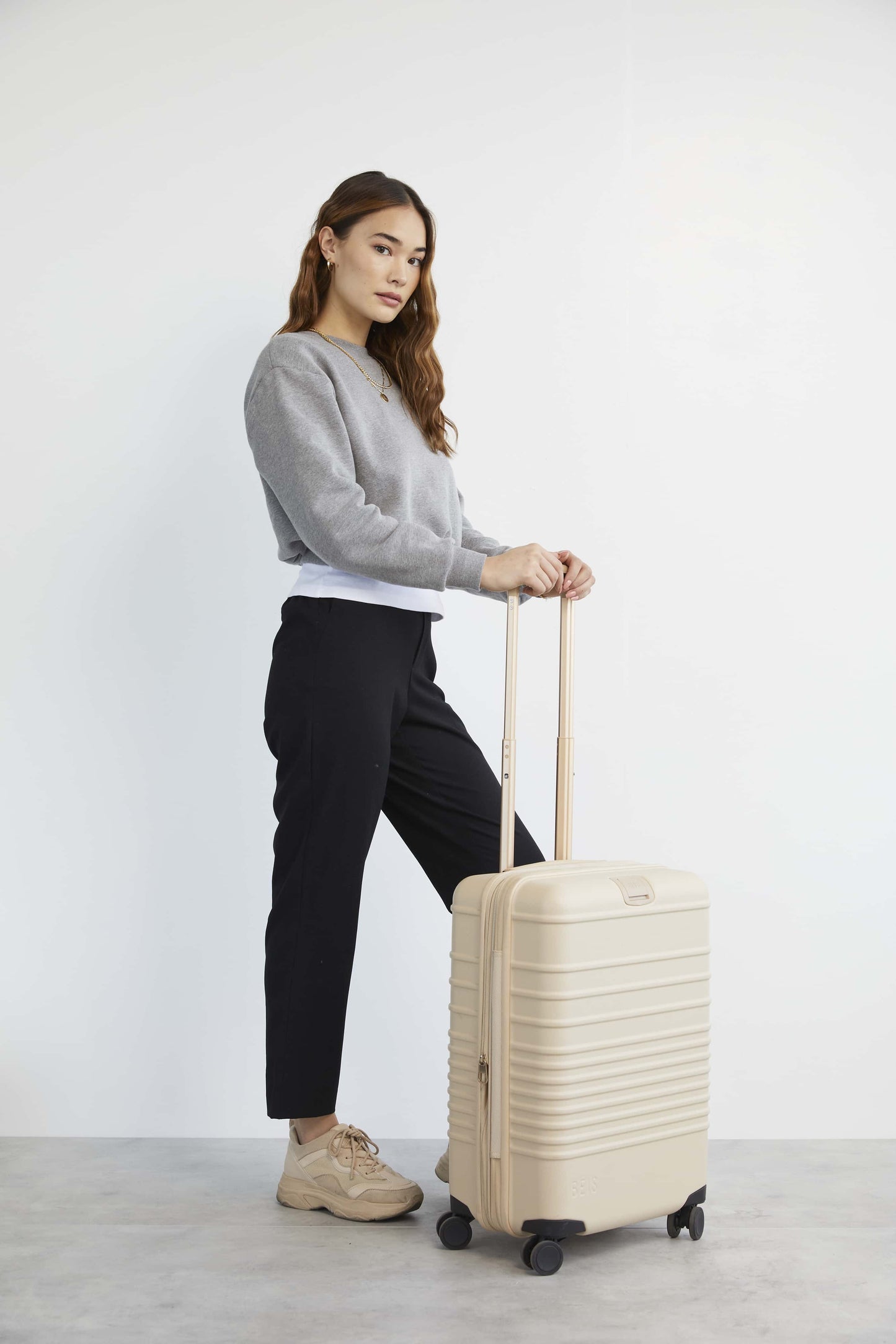 Carry-On Roller Beige Front Model