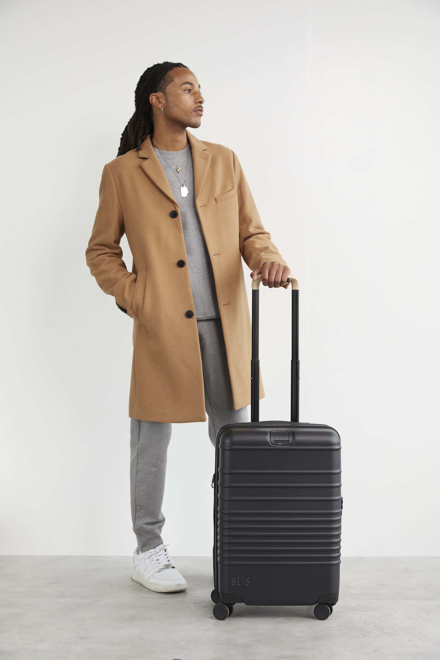 Carry-On Roller Black Front Model
