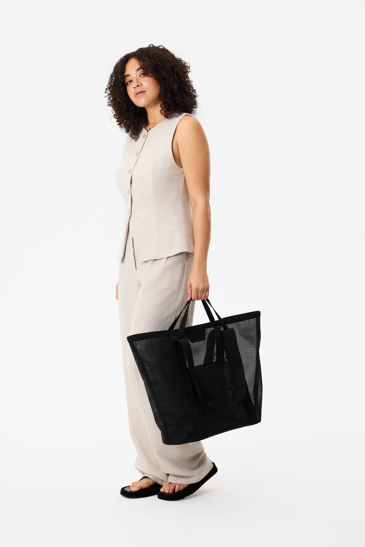 BÉIS 'The Mesh Beach Tote' in Black - Mesh Beach Bag & Beach Tote Bag ...