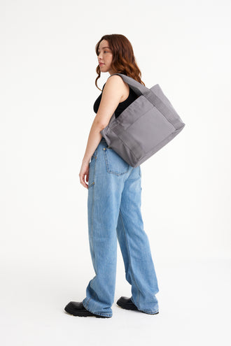 The BÉISics Tote on model