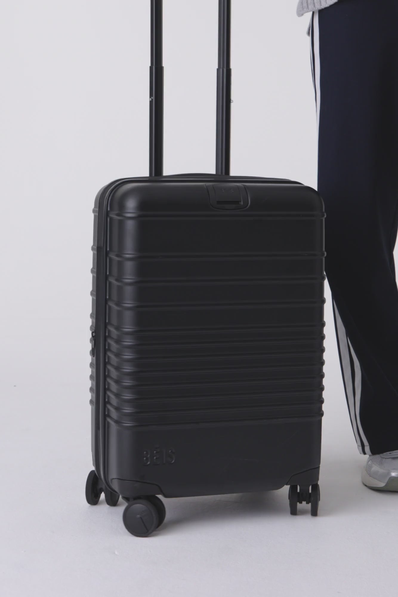 BÉIS 'The Carry-On Roller' in Black - 21