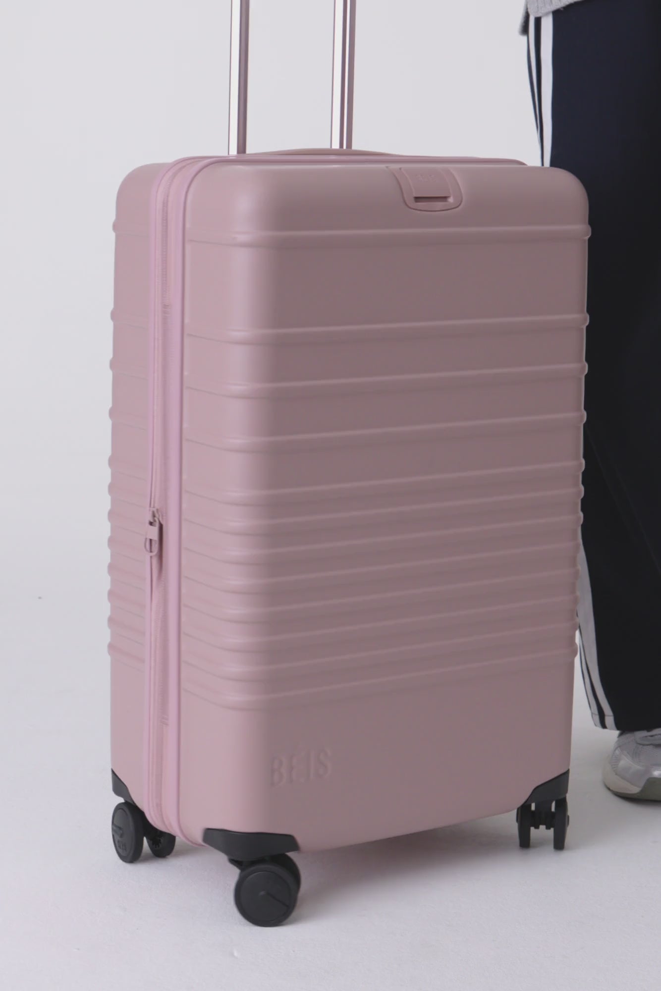 BÉIS 'The Medium Check-In Roller' in Atlas Pink - 26 in Pink