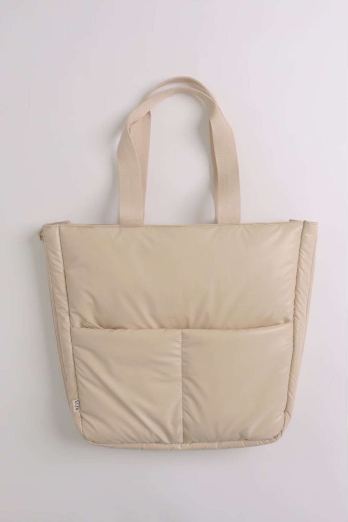 Expandable travel outlet tote