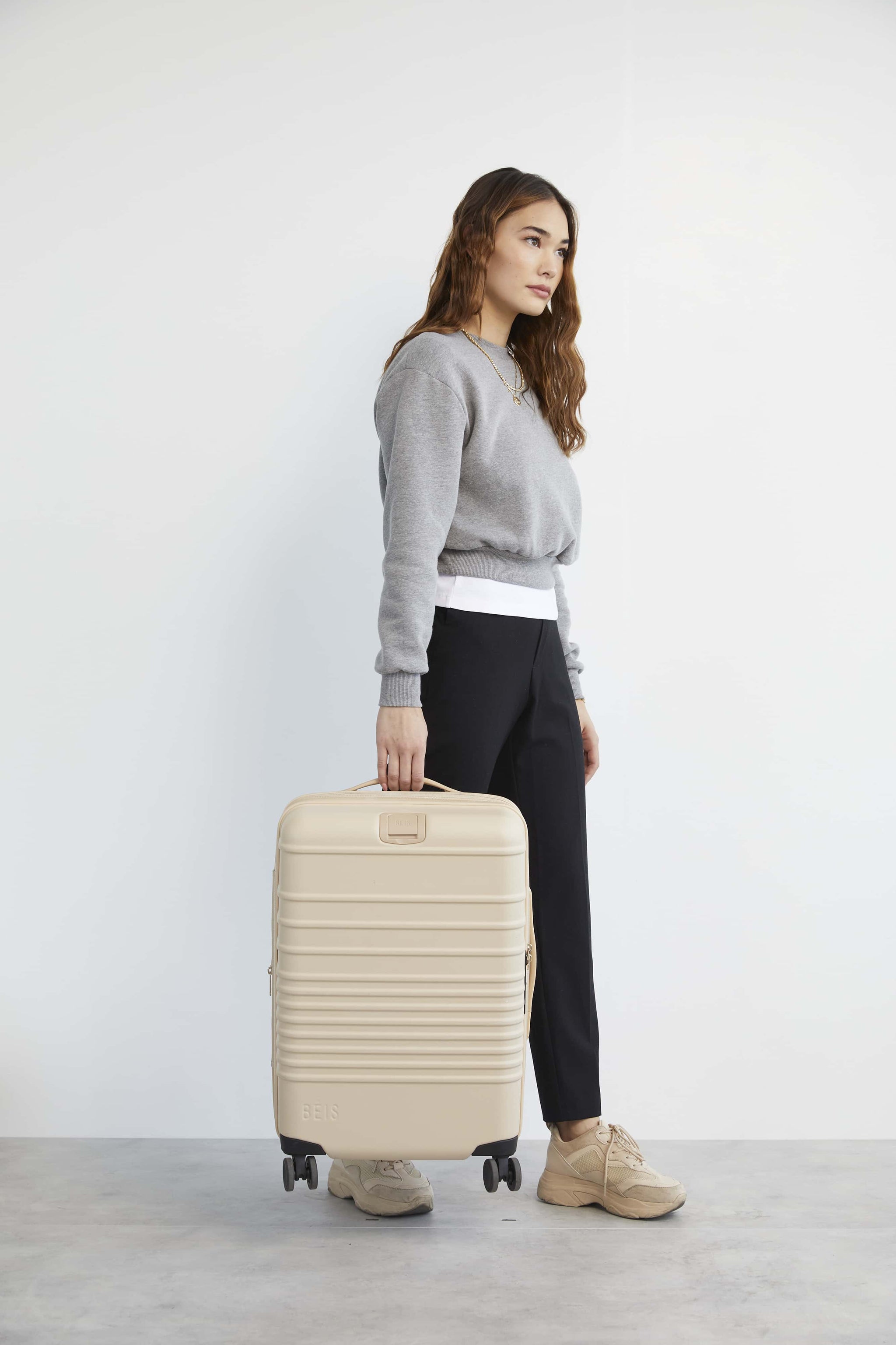 BÉIS 'The Carry-On Roller' in Beige - 21" Carry On Rolling Luggage in ...